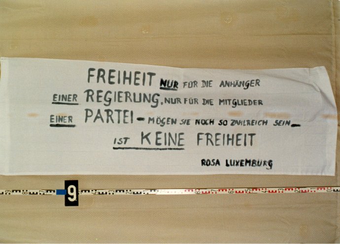 Im Gedenken an Karl und Rosa: Von der Stasi beschlagnahmte Transparente der Luxemburg-Liebknecht-Demonstration am 17. Januar 1988 in Berlin. Quelle: BStU, MfS, HA IX, 10302, Bild 2