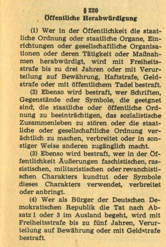 Harte Strafen: Für eine frei geäußerte Meinung gibt es in der DDR bis zu zwölf Jahre Freiheitsentzug. Im Bild: das Strafgesetzbuch der DDR 1984, § 220, „öffentliche Herabwürdigung“. Im politischen Strafrecht existieren Paragraphen, die freie...