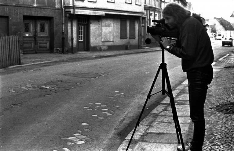 Siegbert Schefke (im Bild) und Aram Radomski dokumentieren mit Videokameras den Städtezerfall und die zunehmende Umweltverschmutzung in der DDR. In ARD-Politmagazinen wie Kontraste werden ihre Beiträge ausgestrahlt und kommen so in die Wohnzimmer der...