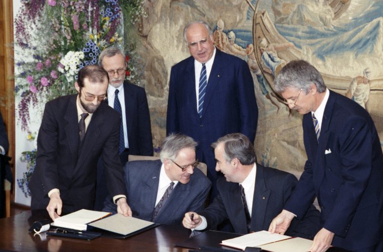 Am 18. Mai 1990 unterzeichnen die Finanzminister der beiden deutschen Staaten den Staatsvertrag zur Wirtschafts-, Währungs- und Sozialunion: Theodor Waigel (r. unten) für die Bundesrepublik und Walter Romberg (l. unten) für die DDR. Der Vertrag tritt...