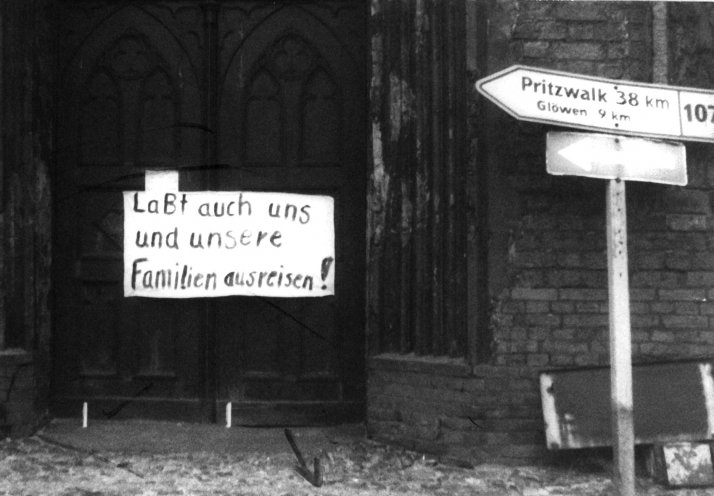 In Schwerin machen Ausreisewillige ihr Anliegen 1988 öffentlich und fordern ihr Recht auf Reisefreiheit. Quelle: Robert-Havemann-Gesellschaft (BStU-Kopie)