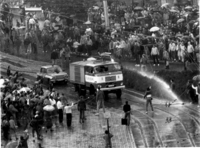 In vielen DDR-Städten geht die Staatsmacht mit Gewalt gegen Demonstranten vor. Im Bild: Plauen am 7. Oktober 1989. Quelle: BStU, MfS, Ast. Chemnitz Abt. XX, 2733, Fo 2/74