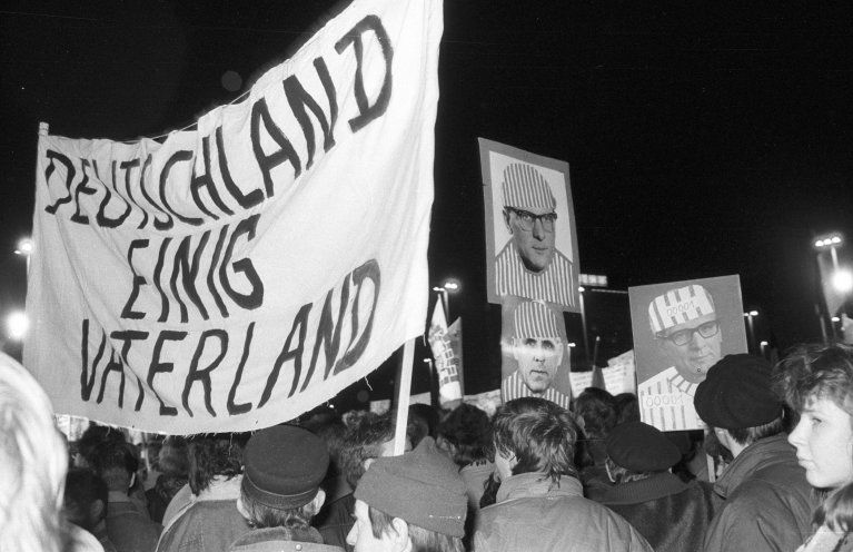 Montagsdemonstration in Leipzig am 15. Januar 1990. Wieder sind Zehntausende Menschen auf der Straße. Die Mehrheit ist sich einig: "Deutschland einig Vaterland" und "Nieder mit der SED". Quelle: Robert-Havemann-Gesellschaft/Andreas Kämper