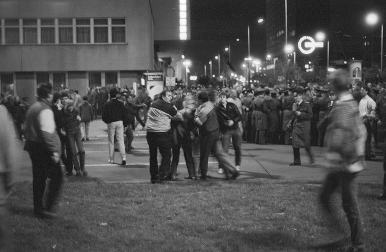 Bis zum Oktober 1989 erinnern Demonstranten auf dem Alexanderplatz an fast jedem siebten Tag eines Monats an die Wahlfälschung vom 7. Mai 1989. Am 7. Oktober 1989 schließen sich Tausende Menschen der Demonstration an und fordern Reformen in der DDR....