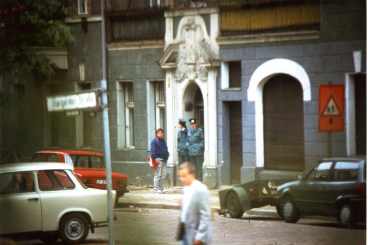 Volkspolizei und Stasi beobachten die Mahnwache für die Freilassung der politisch Inhaftierten auf dem Gelände der Gethsemanekirche. Quelle: Robert-Havemann-Gesellschaft/Torsten Friesecke/RHG_Fo_HAB_14189