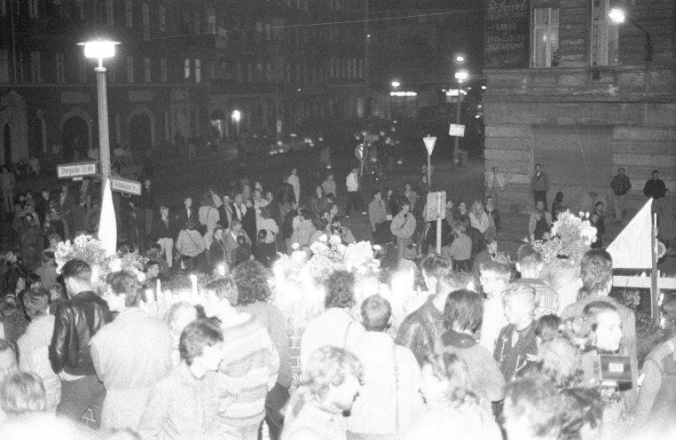 Ende der Demo an der Gethsemanekirche. Hier findet in den nächsten Tage eine Mahnwache für die zu unrecht verhafteten statt. Quelle: Robert-Havemann-Gesellschaft/Nikolaus Becker