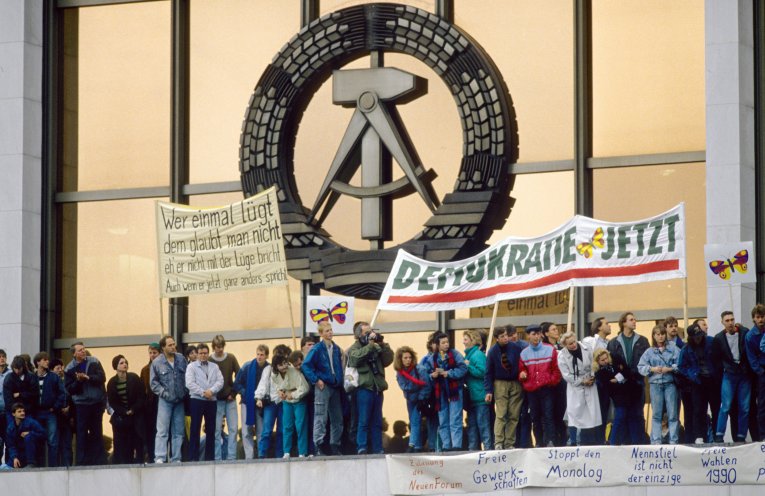 Am 4. November 1989 vor dem Palast der Republik. Das Gebäude beherbergt die Volkskammer, das Parlament der DDR. Während der Demonstration sind auf allen Etagen Angehörige der paramilitärischen Kampfgruppen verteilt. Sie sollen sich für einen Einsatz...