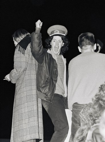 Der Tag, der Geschichte schreibt: Am 9. November 1989 feiern Jugendliche am Grenzübergang Friedrichstraße die Öffnung der Mauer. Quelle: REGIERUNGonline/Klaus Lehnartz