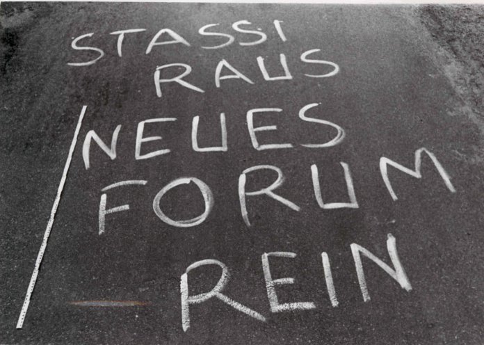 In der Nacht vom 29. zum 30. September 1989 werden diese Losungen im Bezirk Karl-Marx-Stadt (heute Chemnitz) auf die Straße geschrieben. Quelle: Bundesarchiv / Stasi-Unterlagen-Archiv, MfS, BV Karl-Marx-Stadt, KD Hainichen, Nr. 17, Bl. 101