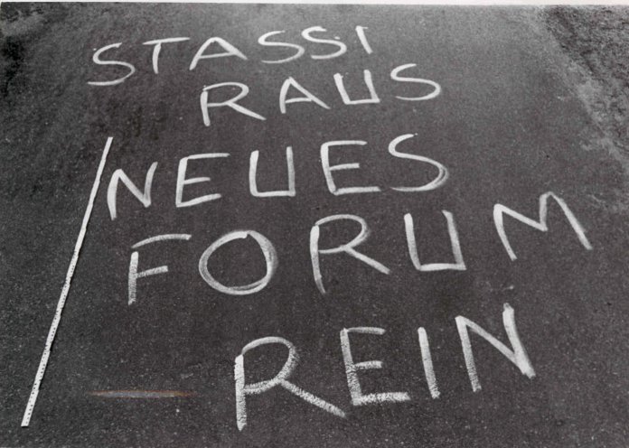 In der Nacht vom 29. zum 30. September 1989 werden diese Losungen im Bezirk Karl-Marx-Stadt (heute Chemnitz) auf die Straße geschrieben. Quelle: Robert-Havemann-Gesellschaft (BStU-Kopie)
