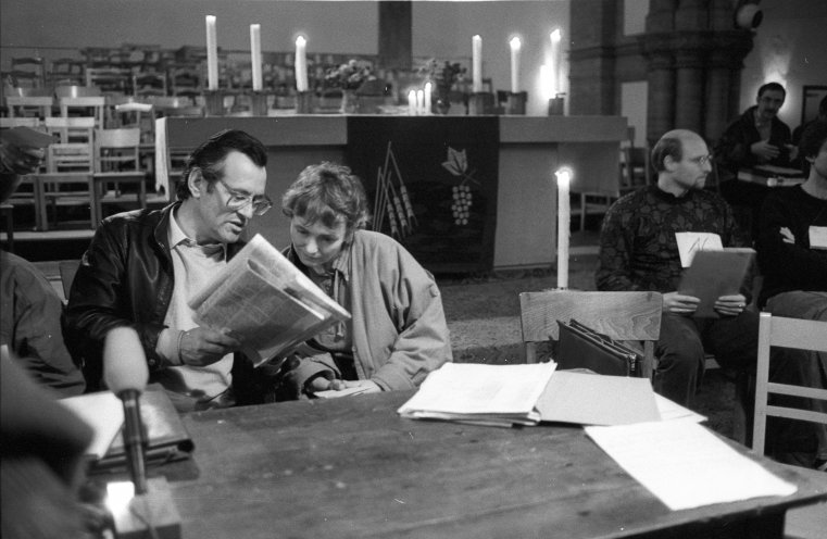 Bärbel Bohley und Rolf Henrich bei der Vorstellung des Neuen Forums Berlin-Prenzlauer Berg in der Gethsemanekirche am 10. November 1989. Quelle: Robert-Havemann-Gesellschaft/Andreas Kämper/RHG_Fo_AnKae_572