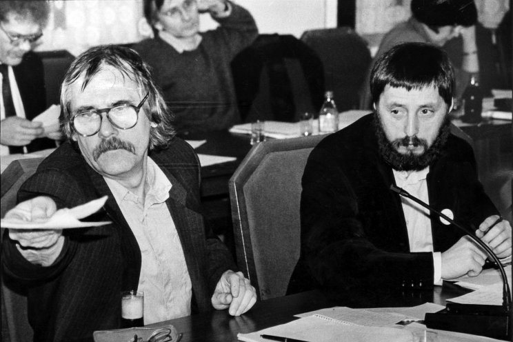 Gerd Poppe (links) und Wolfgang Templin nehmen als Vertreter der Initiative Frieden und Menschenrechte an den Sitzungen des Runden Tischs teil. Quelle: Robert-Havemann-Gesellschaft/Rolf Walter