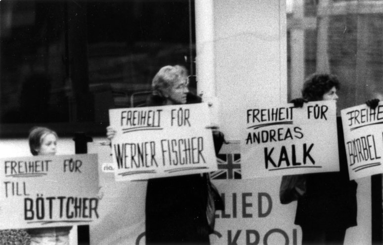 Solidaritätsaktion am Checkpoint Charlie (31. Januar 1988): Die politisch Inhaftierten in der DDR sollen freigelassen werden! Till Böttcher wird am 17. Januar 1988 verhaftet, als er zusammen mit Bert Schlegel und Andreas Kalk auf der Luxemburg-Liebknecht-Demonstration...