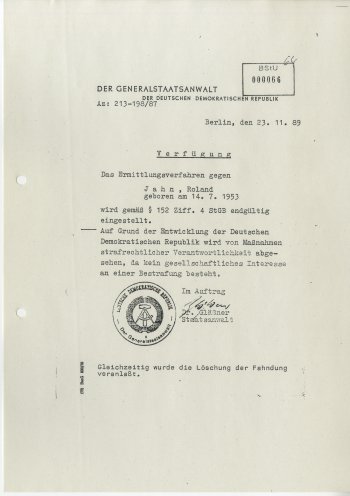 Am 23. November 1989 wird das Ermittlungsverfahren gegen Roland Jahn eingestellt. Im Herbst 1989 gibt es keine gesellschaftlichen Interessen mehr an einer Bestrafung. Quelle: Bundesarchiv / Stasi-Unterlagen-Archiv