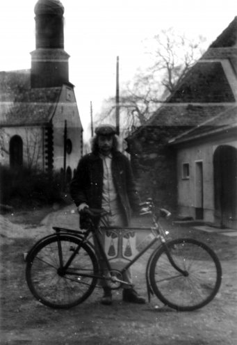 Rainer Müller vor der Benndorfer Kirche, an der er das Plakat zur Friedensdekade mit der Aufschrift „Frieden wächst aus Gerechtigkeit“ anbringt. Quelle: Privatbesitz