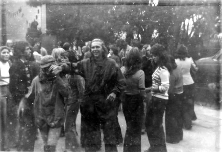 Reinhard Schult und andere Jugendliche bei einem Fest, circa 1975/76. Quelle: Robert-Havemann-Gesellschaft