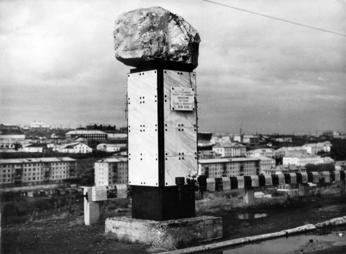 Am östlichen Steilufer der Workuta: Oberhalb der Stelle, an der 1930 die ersten Verurteilten inhaftiert werden, befindet sich ein Gedenkstein mit der Inschrift „An dieser Stelle wird ein Denkmal den Opfern des Personenkultes 1930 bis 1950 errichtet“....