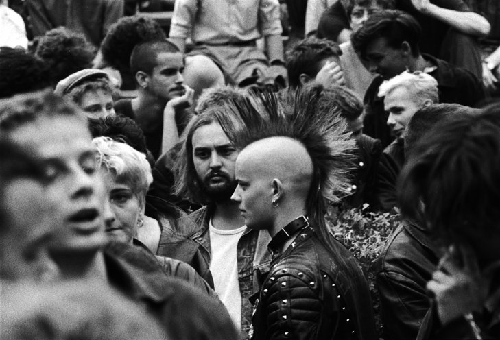 Punks beim „Beat Inn“, Freilichtbühne Berlin-Weißensee, am 31. Juli 1988. Quelle: Robert-Havemann-Gesellschaft/Volker Döring/RHG_Fo_HAB_23258
