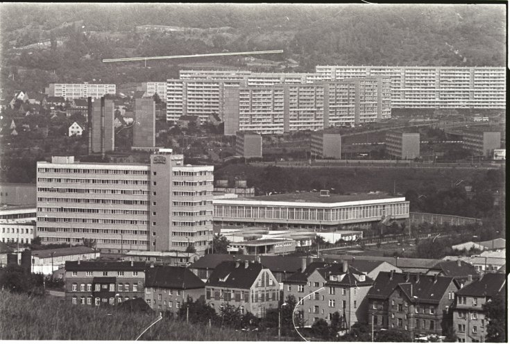 Sozialistisches Wohnen: Im Zuge des Wohnungsbauprogramms nach dem VIII. Parteitag der SED entstehen in den DDR-Städten monotone Großsiedlungen, die im Volksmund als Arbeiterschließfächer, Wohnsilos, Karnickelbuchten oder Massenverwahrung bezeichnet...