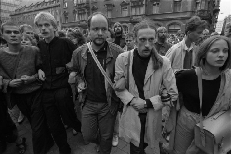 Uwe Schwabe (Mitte) mit Christian Dietrich (2. v. l.) und Udo Hartmann (2. v. r.)  bei der Montagsdemonstration vom 4. September 1989.  Quelle: Robert-Havemann-Gesellschaft/Armin Wiech