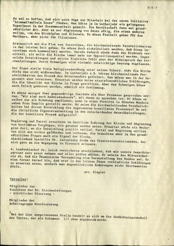 Beim Friedensgebet am 5. September 1988 in der Nikolaikirche verteilen Mitglieder des Arbeitskreises Gerechtigkeit das Protokoll eines Treffens zwischen Landesbischof Werner Leich und dem Politbüromitglied Werner Jarowinsky. SED-Mann Jarowinsky fordert...