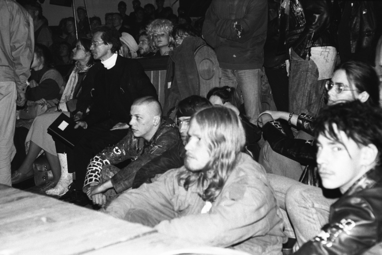 Kathrin Mahler Walther zusammen mit Pfarrer Christoph Wonneberger (links, auf der Bank sitzend) und vielen weiteren unangepassten Jugendlichen am 15. Oktober 1989 bei der Veranstaltung "Künstler in Aktion. Solidarität mit zu Unrecht Verfolgten" in der...