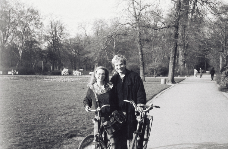 Katrin Hattenhauer 1991 zusammen mit ihrem heutigen Partner Klaus Roewer im Leipziger Clara-Zetkin-Park. Zusammen mit Klaus Roewer und dem Bürgerrechtler Uwe Schwabe sowie weiteren Mitstreiterinnen und Mitstreitern gründete Katrin Hattenhauer 1991 das...