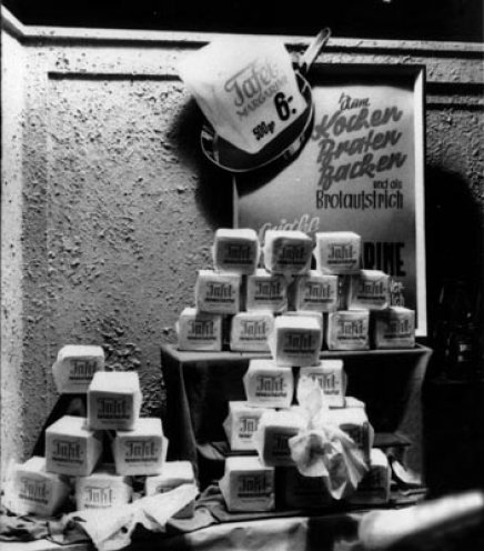 Von einem üppigen Warenangebot keine Spur. Margarine als Schaufensterdekoration in einem HO-Laden in Ost-Berlin in den 1950er Jahren.