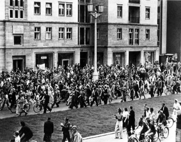 Protestmarsch der Berliner Bauarbeiter am Morgen des 16. Juni 1953 zum Haus der Ministerien in Ost-Berlin. Die Meldungen über die Streiks und Demos der Berliner Kollegen verbreiten sich in Windeseile in Strausberg. Am Morgen des 17. Juni legen die Bauarbeiter...