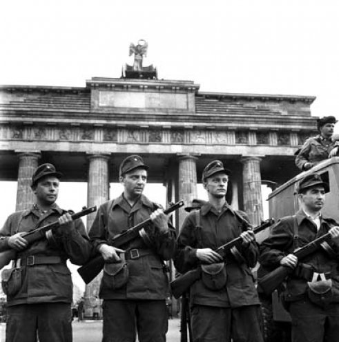 Mitglieder der DDR-Kampfgruppen am 14. August 1961 auf der westlichen Seite des Brandenburger Tores.