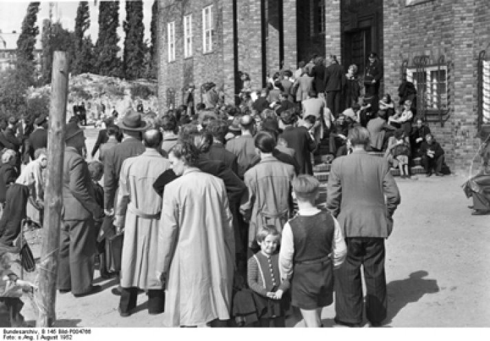 Flüchtlinge aus der DDR vor der Meldestelle des Westberliner Senats in der Kuno-Fischer-Straße im August 1952.