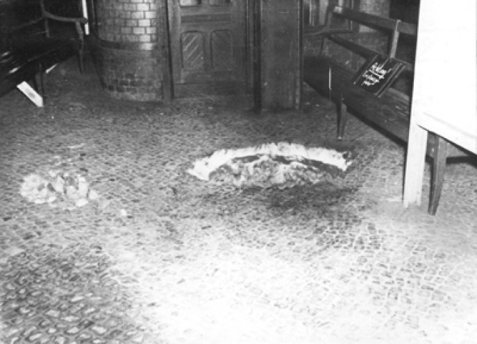 Durch die Erschütterungen des Zugverkehrs ist der Fluchttunnel eingestürzt. Teile des darüberliegenden S-Bahnsteiges haben sich daraufhin abgesenkt. Aufnahme vom S-Bahnhof Wollankstraße in Höhe des Warteraumes.