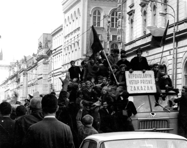 Ungebetene Gäste in Prag: In der Nacht vom 20. auf den 21. August 1968 marschieren Truppen der Sowjetunion, Polens, Bulgariens und Ungarns in die Tschechoslowakei ein und besetzen alle strategisch wichtigen Punkte des Landes. "Unbefugten ist der Zutritt...