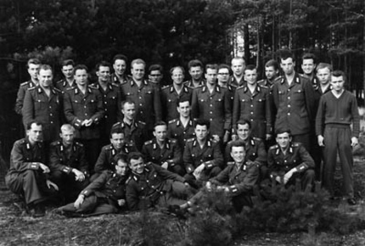 Eine völlig neue Truppe: Gruppenfoto der 1. Bausoldateneinheit der NVA im Frühjahr 1966. Sie wird in Löbten bei Köris zum Bau eines Flugplatzes eingesetzt.