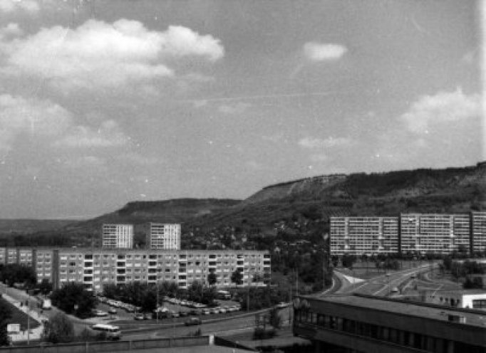 Sozialistisches Wohnen: Im Zuge des Wohnungsbauprogramms nach dem VIII. Parteitag der SED entstehen in den DDR-Städten  monotone Großsiedlungen, die im Volksmund als Arbeiterschließfächer, Wohnsilos, Karnickelbuchten oder Massenverwahrung bezeichnet...