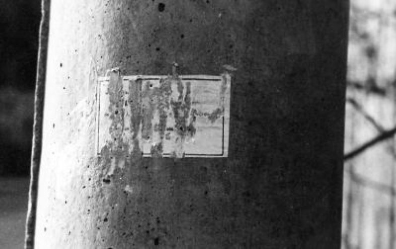 Hartnäckige Spuren des Widerstands: Am folgenden Tag versucht die Stasi, die in Jena geklebten Anzeigen zu entfernen. Da die aber mit Chemosol überstrichen sind, lassen sie sich schlecht abkratzen.
