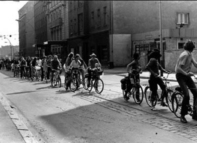 Am 4. Juli 1982 organisieren Jugendliche die erste Fahrraddemonstration durch die Ostberliner Innenstadt. Sie machen damit auf die fortschreitende Umweltzerstörung und Luftverschmutzung in der DDR aufmerksam. Die mobile Demo beginnt im Bezirk Prenzlauer...