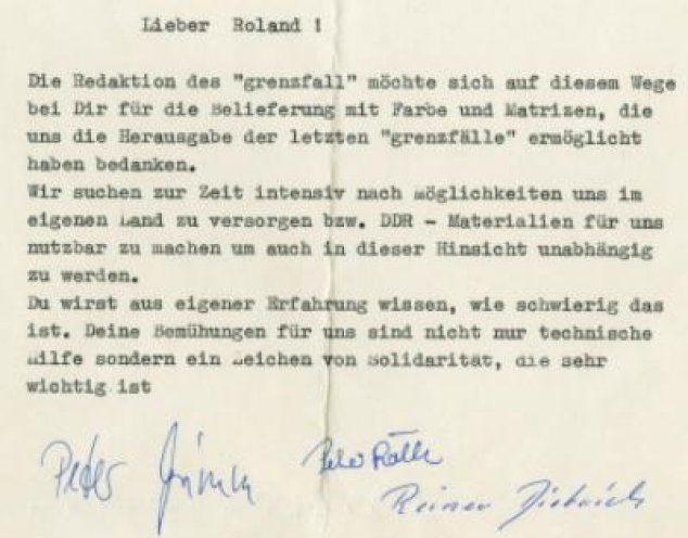 Peter Rölle, Peter Grimm und Reiner Dietrich bedanken sich bei Roland Jahn, der regelmäßig für die Herstellung des grenzfalls Farbe und Matrizen aus West-Berlin liefert.