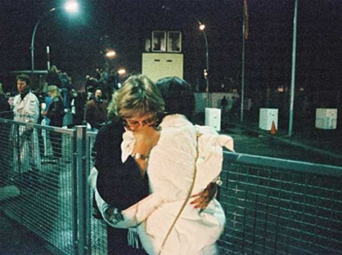 Nach 28 Jahren fällt am 9. November die Mauer. Am Grenzübergang Invalidenstrasse liegen sich die ersten Besucher aus Ost-Berlin mit Bewohner aus dem Westen in den Armen.
