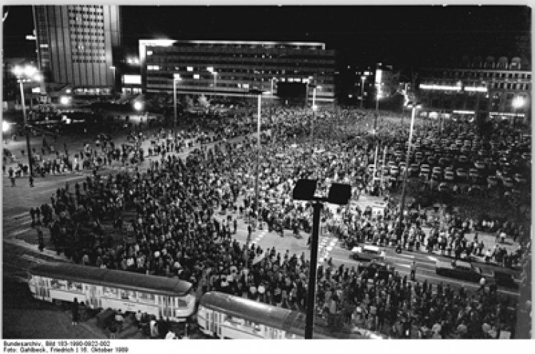 Der Karl-Marx-Platz im Zentrum der sächsischen Metropole ist Schauplatz zahlreicher Montagsdemonstrationen während der Zeit der Friedlichen Revolution in der DDR. Montagsdemonstration am 16. Oktober 1989.