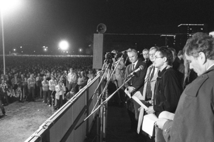 In Dresden versammeln sich am 26. Oktober 1989 100.000 Menschen auf der "Cockerwiese" und verlangen von der Parteiführung des Bezirks Antworten auf ihre Fragen. Hans Modrow, der 1. Sekretär der SED-Bezirksleitung Dresden, muss sich den Fragen der Bürger...