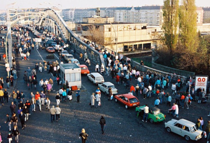 Grenzverkehr auf der Bornholmer Brücke am 11. November 1989.