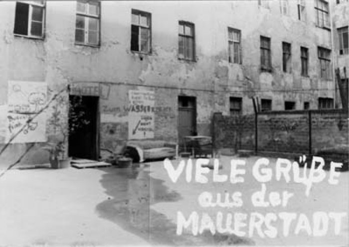 Berlin-Prenzlauer Berg, Hinterhof der Dunckerstraße 21 (1985). Von den Hausbesetzern angefertigte Postkarte.