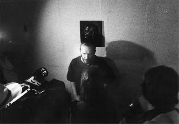Reinhard Schult im Interview bei der Besetzung der MfS-Zentrale in Berlin am 4. September 1990. Foto: Christian Thiel;
