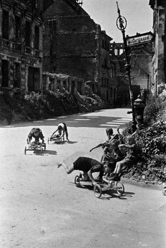 Trotz der enormen Kriegsschäden und einer katastrophalen Versorgungslage normalisiert sich das Leben langsam wieder. In den Ruinen ihrer Stadt fahren Kinder im Mai 1946 Seifenkistenrennen. Quelle: REGIERUNGonline/Puck-Archiv