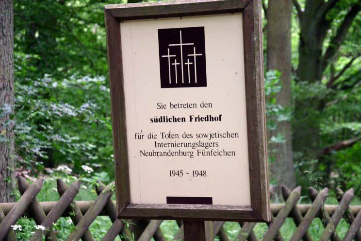 Das Speziallager des sowjetischen Geheimdienstes Nr. 9, Fünfeichen bei Neubrandenburg, existiert von 1945 bis 1948. Zuvor war es ein deutsches Kriegsgefangenenlager. Quelle: Robert-Havemann-Gesellschaft/Frank Ebert