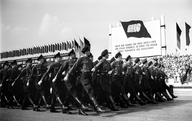 Einheiten der Kasernierten Volkspolizei, der Vorgängerorganisation der Nationalen Volksarmee der DDR, bei der Parade zum 1. Mai 1953 auf dem Marx-Engels-Platz in Ost-Berlin. Quelle: REGIERUNGonline