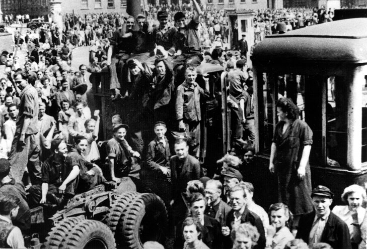 An diesem Tag werden alle Hürden genommen: Demonstranten stoppen am 17. Juni 1953 eine Straßenbahn auf dem Hallmarkt im Zentrum von Halle. Quelle: BStU, MfS, Ast. Halle, AU 236/54, Bd. 1