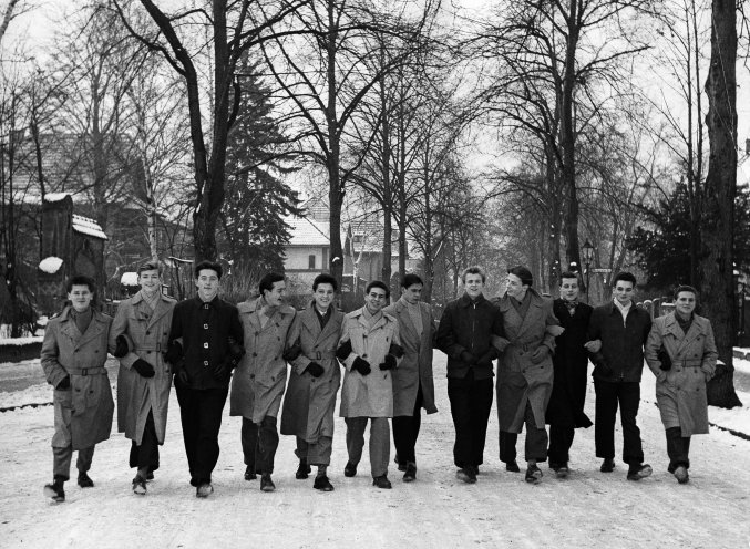 Zwölf der insgesamt 14 geflüchteten Oberschüler aus Storkow auf einer Streiftour durch West-Berlin am 31. Dezember 1956. Quelle: ullstein bild - Bildarchiv