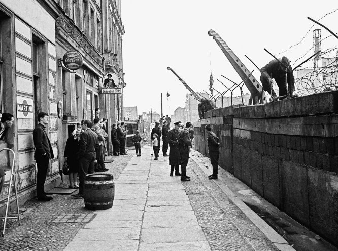 Ungläubiges Staunen in der Sebastianstraße: Bau der Mauer am 13. August 1961. Quelle: REGIERUNGonline/Klaus Lehnartz